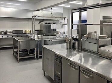 調理補助がメイン！
6～10人でわきあいあいとお惣菜を作っています。
お仕事は丁寧に教えていきます。