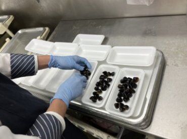水産部門はお魚のカットなし！
写真のように食材を見本の通りに
トレーに入れてパック詰め
そして商品の陳列だからすごく簡単◎