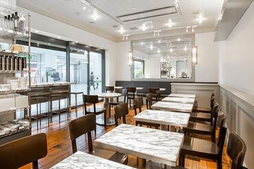 DEAN & DELUCA（ディーンアンドデルーカ） CAFE 羽田空港店 商品の説明など"食"を通じて
お客さまとお話しする機会もたくさん♪
『話すことが好き』そんな方にオススメです＊