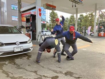 ENEOS向島SS店 高校生/大学生活躍中！
まずは簡単なお仕事からスタート♪
分からないことは、気軽に先輩スタッフに聞いて下さい！