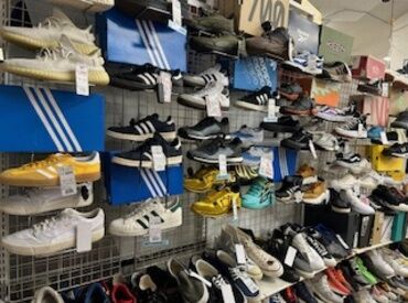 レプトン　府中店　古着コーナー ＼初バイトさんも大歓迎♪／
先輩たちみんなでサポートします！
服の畳み方などイチからお教えするのでご安心ください◎