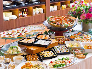 バイキング・コース料理など…
様々な形態の料理に携われます！
一から丁寧にお教えするのでまずは気軽にご応募くださいね♪

