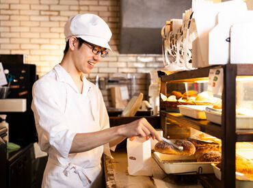 コッペ田島 浅草ROX店 まずは笑顔で「いらっしゃいませ」が言えればOK！
"イチ"の前の"ゼロ"からお教えするので
未経験でも安心して始められますよ♪