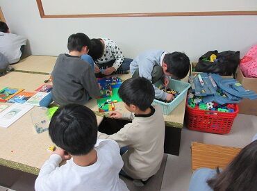 緑が丘学童保育クラブ **子ども好きな方、大歓迎**
児童のみんなと、外で目一杯遊ぶことも！
ヘトヘトになることもありますが(笑)、楽しい時間です♪