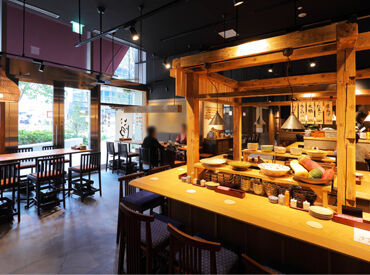 いい乃じ　コレド室町テラス店／【242】 ≪髪色&髪型自由◎≫
少しお堅いイメージの和食ですが、
自由度高く働くことができる！！
自分らしく楽しく稼ぎませんか！？