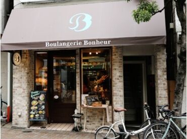 株式会社LEOC ブーランジェリーボヌール 三軒茶屋本店/190001 わからないことは近くの先輩スタッフがしっかりサポートします◎
遠慮なく聞いてくださいね！