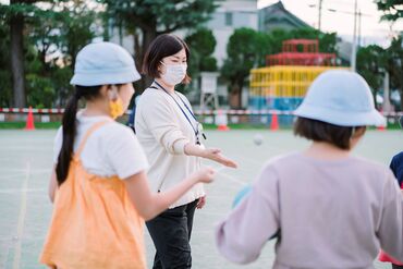 舞浜小学校地区児童育成クラブ こどもたちと一緒に遊ぶことからスタート！
元気なこどもたちと過ごすと
スタッフまで笑顔になれます