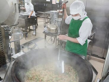 和洋中、毎日バリエーション豊かな給食をこども達に提供!
対象年齢で塩分濃度を調整したりと料理と知識の幅も広がります!