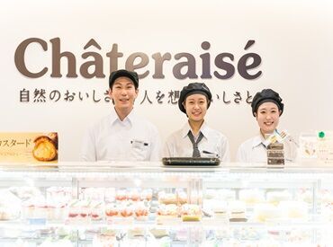↑真っ白なシャツ×黒ベースのサロン◎
モノクロを基調としたオシャレな制服も、
"世代を問わず着やすい！"と大人気★