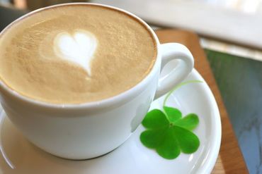 M＆C Cafe丸の内店　ブックカフェ ドリンクや軽食の提供など、
少しずつ覚えていきましょう◎
※写真はイメージ