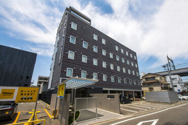 HOTEL＆Lounge Room GRAN THE　PARKⅡ ――天神川駅から1分の好立地◎

未経験でも研修制度があるから大丈夫！！
フロント経験がない方も、もちろんOKです♪