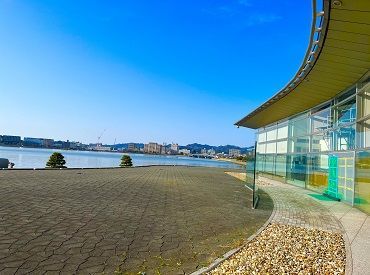 湖畔のレストラン RACINE（ラシヌ） ～島根県立美術館内～
ガラス貼りで宍道湖を一望！
ゆったり食事を楽しめるおしゃれなお店♪