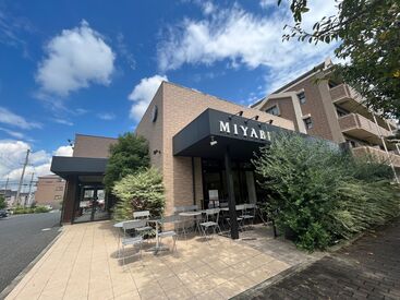 MIYABI Cafe & Boulangerie【402】 若手世代も多数活躍中★
いつも笑顔でいっぱいの温かい雰囲気も魅力のひとつ◎
チームワークバッチリです！