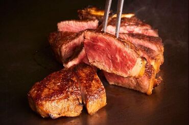Wolfgang’s Steakhouse Osaka（紹介元：株式会社リプロ） 週3日～OKなので、
シフトの融通も利きやすく、
プライベートやWワークとの両立も◎