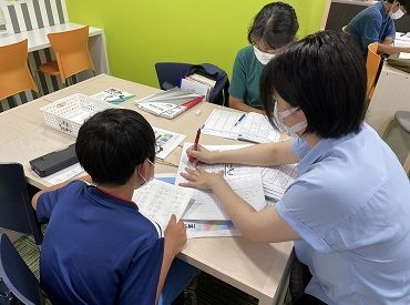 《ここがおすすめ！》
塾とは思えない、明るく、開放的な教室♪
勉強にも一層気合が入ります！