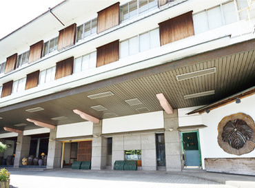 伊東園ホテル松川館 ＼* アナタらしく働ける！ *／
幅広い年代のスタッフが活躍★
だからこそ、「スタッフの働きやすさ」を大切にしています