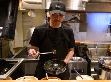 汁なし担々麵キング軒　外苑前店 *★オープニングは今だけ★*
まずは「いらっしゃいませ」から！
社員のサポートもあるから安心♪
同期も沢山で更に不安も軽減！