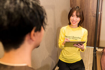 おんぶセラピーなので、
手は全く使用しません◎
写真のように足で踏むので
ネイルなどももちろん自由♪