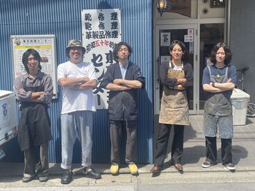 革と手 錦糸公園店 「人とは違う仕事がしたいな～」
そんな高校生・大学生さんも大歓迎！
全員時給1400円で、しっかり稼げるのも嬉しい◎！