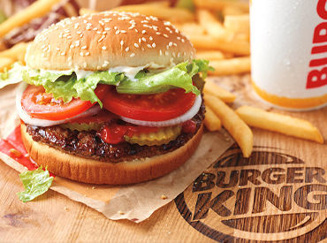 バーガーキング　屋富祖店 ＜ハンバーガー好きにおすすめ◎＞
スタッフ限定の割引特典制度あり!!
あの人気メニューも30％OFF！全部お得に楽しめる♪