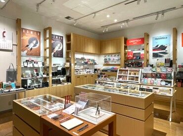 伊東屋　東京ミッドタウン店 文房具や雑貨が好きな方にピッタリ◎
話題のオフィスグッズや手帳、名刺入れも≪社割≫で安く買えちゃいます！