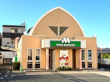 モスバーガー高槻今城店 ＼30～50代活躍中！／
朝の時間帯はお客さんも落ち着いているので、バイトデビューにはうってつけです！