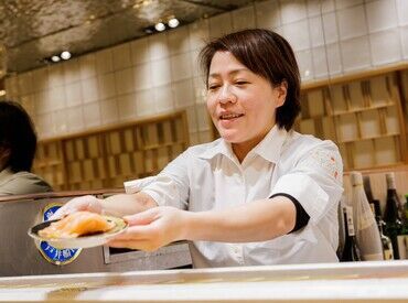 廻転鮨 銀座おのでら京都店/101814 学生さんからWワークのフリーターさんも活躍中♪
シフト相談ももちろんOK！
頑張るスタッフさんを応援します！

