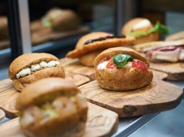 Kitchen&Market merca PARLOR LUCUA Osaka ★NEWスタッフ大募集★
飲食未経験さんも大歓迎です◎
研修期間中にしっかりと先輩がお教えしますのでご安心ください♪
