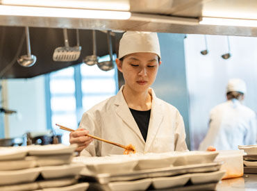 ━━店内は和モダンな空間。━━
美食&美酒を提供するDining★
履歴書なしで楽ラクスタート♪
まずは気軽にご応募ください!