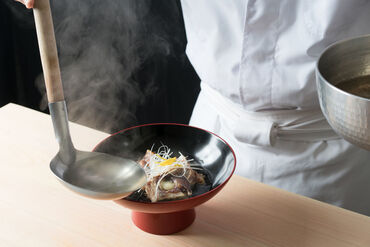 ≪髪色&髪型自由◎≫
少しお堅いイメージの和食ですが、
自由度高く働くことができます！
自分らしく楽しく稼ぎませんか!?