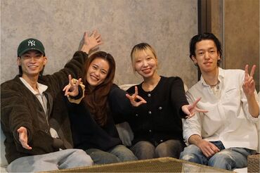 楽しい仲間を作りましょう♪ 
「おしゃれなお店で働きたい」 「お酒が好き」キッカケは何でも◎ 未経験でも1から教えます★