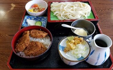 めん処 次郎長 未経験・バイトデビューの方も大歓迎★
優しい先輩スタッフがしっかりフォローしますので
安心して働けます♪