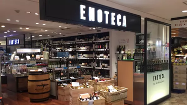 ワインショップ・エノテカ 小田急新宿店 世界中のワインを取り揃えています♪
中にはレアなヴィンテージワインも…
ワインの知識は今後の生活で役立つこと間違いなし！
