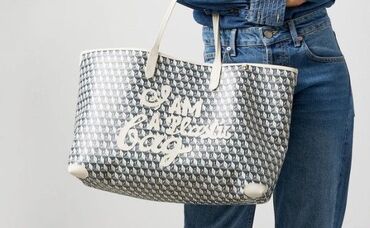 バッグ・アクセサリーブランド
Anya Hindmarch（アニヤ・ハインドマーチ）