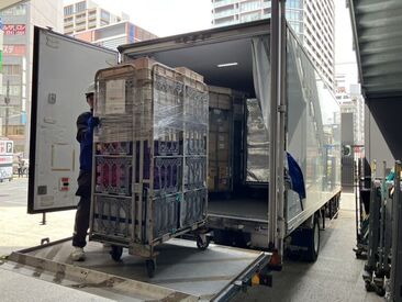 食品配送のお仕事です★
パワーゲート使用で
重たい荷物の積み下ろしもラクチン♪
男女共に活躍中！