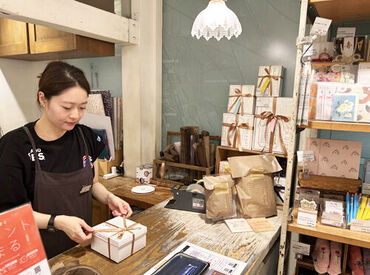 CUiSiNE HABiTS sil vous plait　エチカ表参道店 <服装・髪型自由>私服＋オリジナルのエプロンでお仕事★お店で扱うアクセサリーとも、コーディネートで楽しめます。