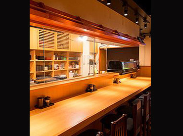 純和風の落ち着いた店内♪カウンター9席、テーブル20席のこじんまりとした店内なので、バタバタ走り回る必要有りません♪