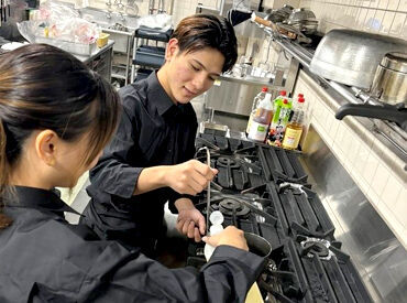 ワイワイ楽しく働きたい。ピカピカのお店で働きたい。食べることが好き。
そんな方にピッタリのお仕事です♪