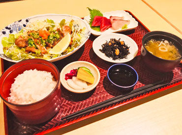 味彩坊　西新宿店 《西新宿徒歩4分の小さな割烹居酒屋》
個人店のような雰囲気です♪
学生・フリーター大歓迎！
履歴書不要！まずはご応募下さい！