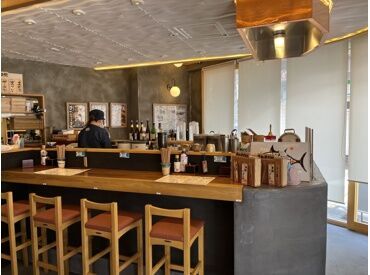 全29席の落ち着いた雰囲気のお店★
お客様の喜ぶ姿を間近で見られてやりがいがあります！
おにぎりのテイクアウトも行ってます。