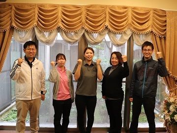 ローズテラスデイサービスセンター 当施設の特徴は【定着率が良い】こと。
本当に丁寧なフォロー・教育体制があるので、安心して長く働いてくれる方が多いんです♪