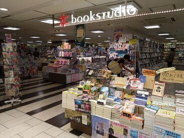 ブックスタジオ アルデ新大阪店 駅ナカの店舗でアクセス抜群☆
雨に濡れず、スムーズに出勤できるのが嬉しい♪
電車の乗り換え時間も短縮できてラクラク◎