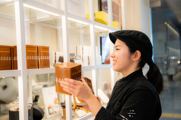 PIERRE MARCOLINI/ピエール マルコリーニ 名古屋店 《20～50代のスタッフ活躍中！》
大学生・フリーター・主婦さんが活躍中！
充実の研修制度で
未経験の方も安心して働けます♪