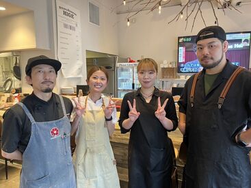 ステーキ＆ハンバーグひげ　札幌南6条店 白いエプロンを着用しているスタッフが、面接担当をしている副店長です♪明るくて、はきはきしていて後輩想い！