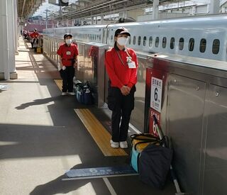 ＪＲ九州サービスサポート株式会社 座席を方向転換したり
車両内の窓を拭いたり…
運転席がチラッと見えることも…！
普段経験できない
”レア”なお仕事です◎