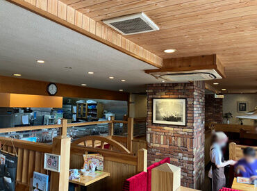 コメダ珈琲店　栄生駅前店 ▼お客様は…？
朝は常連さん(出勤前の会社員、年配の方)がほとんど！
主にモーニングメニュー提供なので、未経験でも安心♪