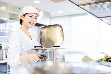 富士産業株式会社（勤務先：草津市学校給食センター） ＼家庭やWワークなどとの両立◎／
シフトはお気軽にご相談ください♪
"食"を通じて誰かを"笑顔"にするお仕事☆
