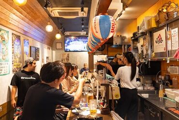 沖縄料理居酒屋 ぶらんちゅ 国際通り店 学校終わりのスキマ時間で働きたい！
フルタイムでしっかり稼ぎたい！など
働き方はアナタ次第です♪
月給27万以上も可能です◎