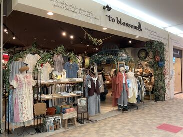 to blossom(トゥーブロッサム)ベルモール宇都宮店 アパレルってちょっとハードル高いな…
そんなイメージは【to blossom】が払拭します♪
一緒にお店を盛り上げてくれる仲間を募集