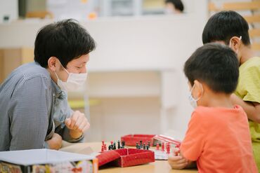 根津第二育成室 未経験/無資格の方も安心◎
こどもたちと一緒に遊ぶことからスタート！
元気なこどもたちと過ごすと
スタッフまで笑顔になれます